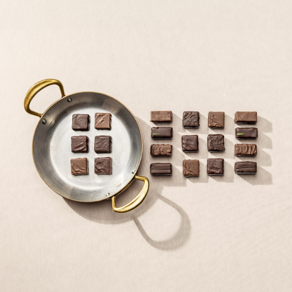 Alternative view of Coffret Collection de 16 Pralinés et 18 Ganaches