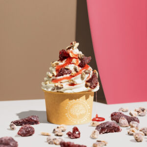 Glace à l'italienne sauce fraise_@Ilya Kagan