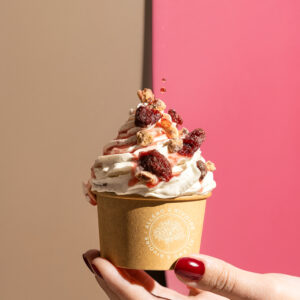 Glace à l'italienne sauce fraise_@Ilya Kagan