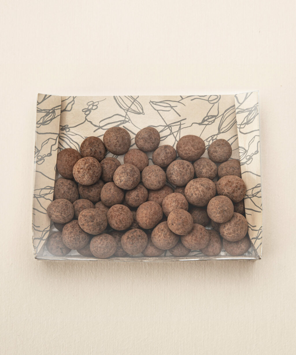Alternative view of Noisettes enrobées de chocolat noir