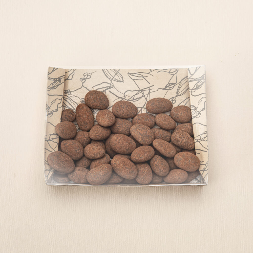 Alternative view of Amandes enrobées de chocolat noir