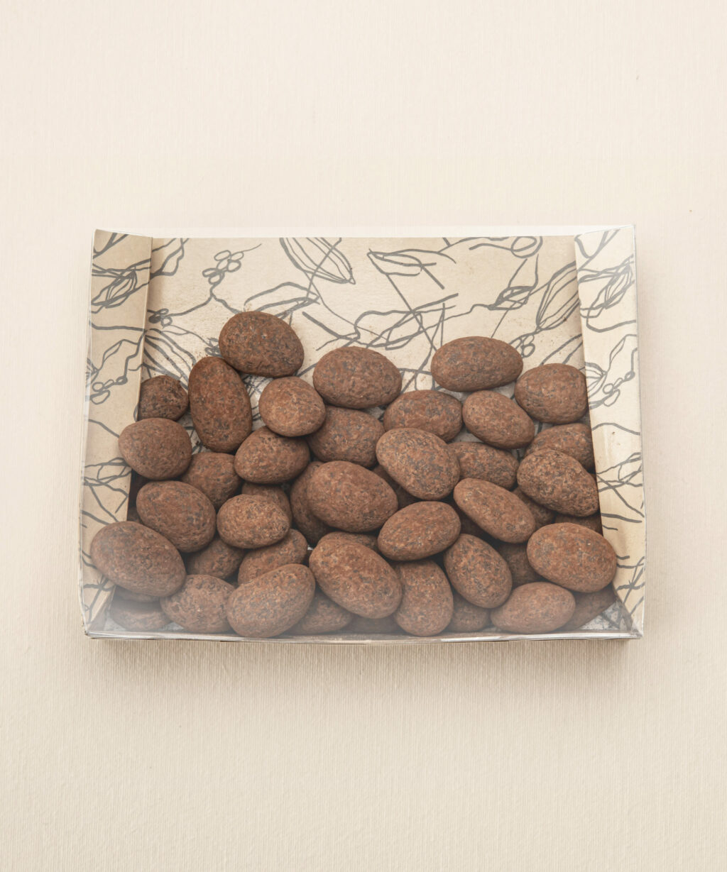 Alternative view of Amandes enrobées de chocolat noir