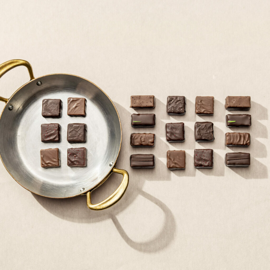 Alternative view of Coffret Collection de 8 pralinés et 12 ganaches