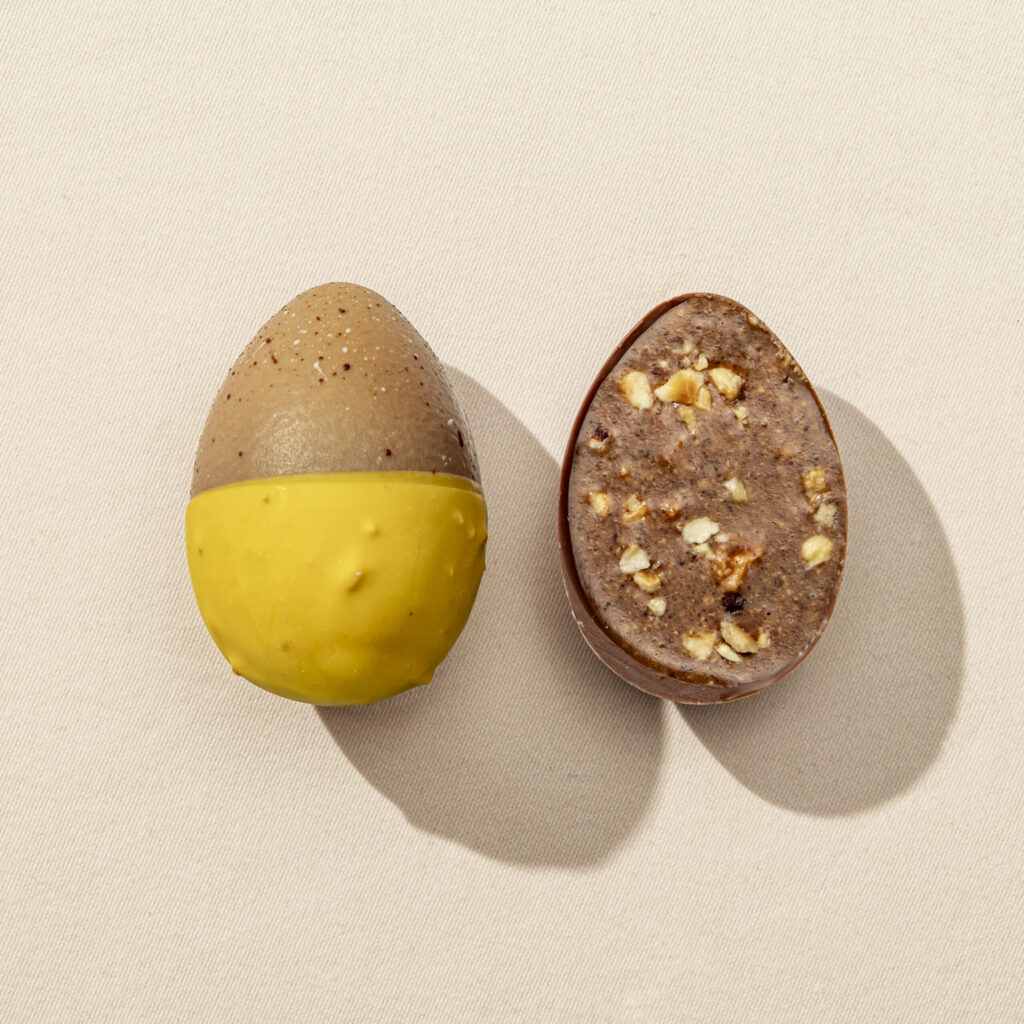 Alternative view of L'Œuf à la Toque -  jaune