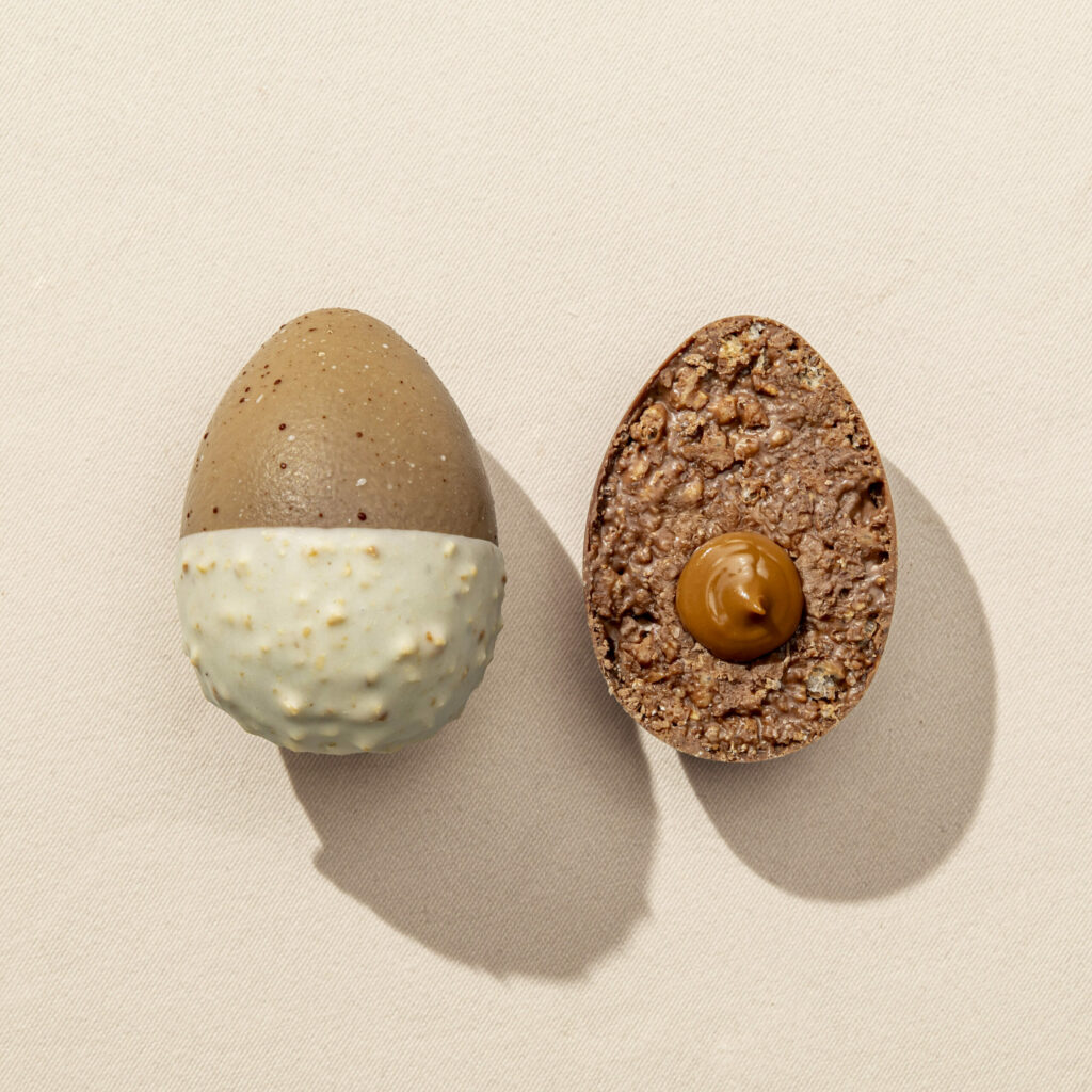 Alternative view of L'Œuf à la toque - blanc