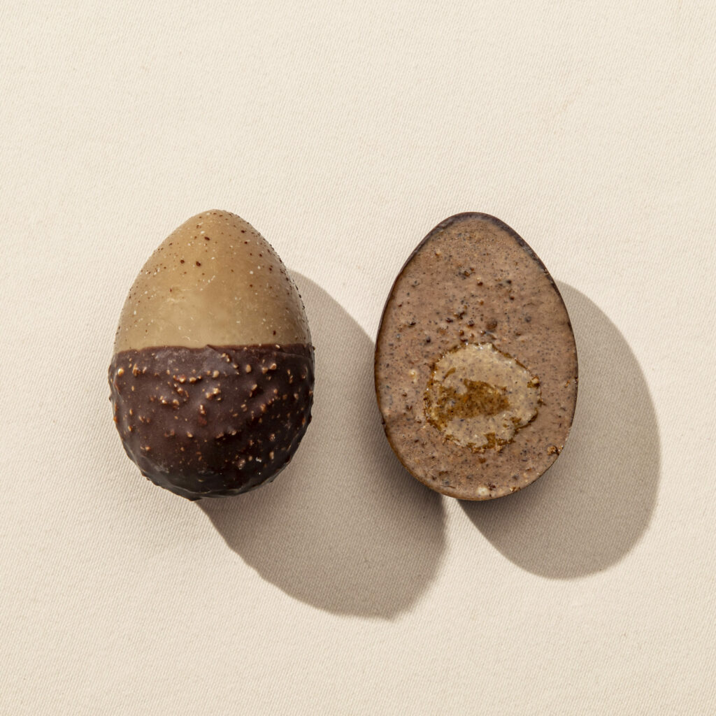 Alternative view of L'Œuf à la Toque - noir