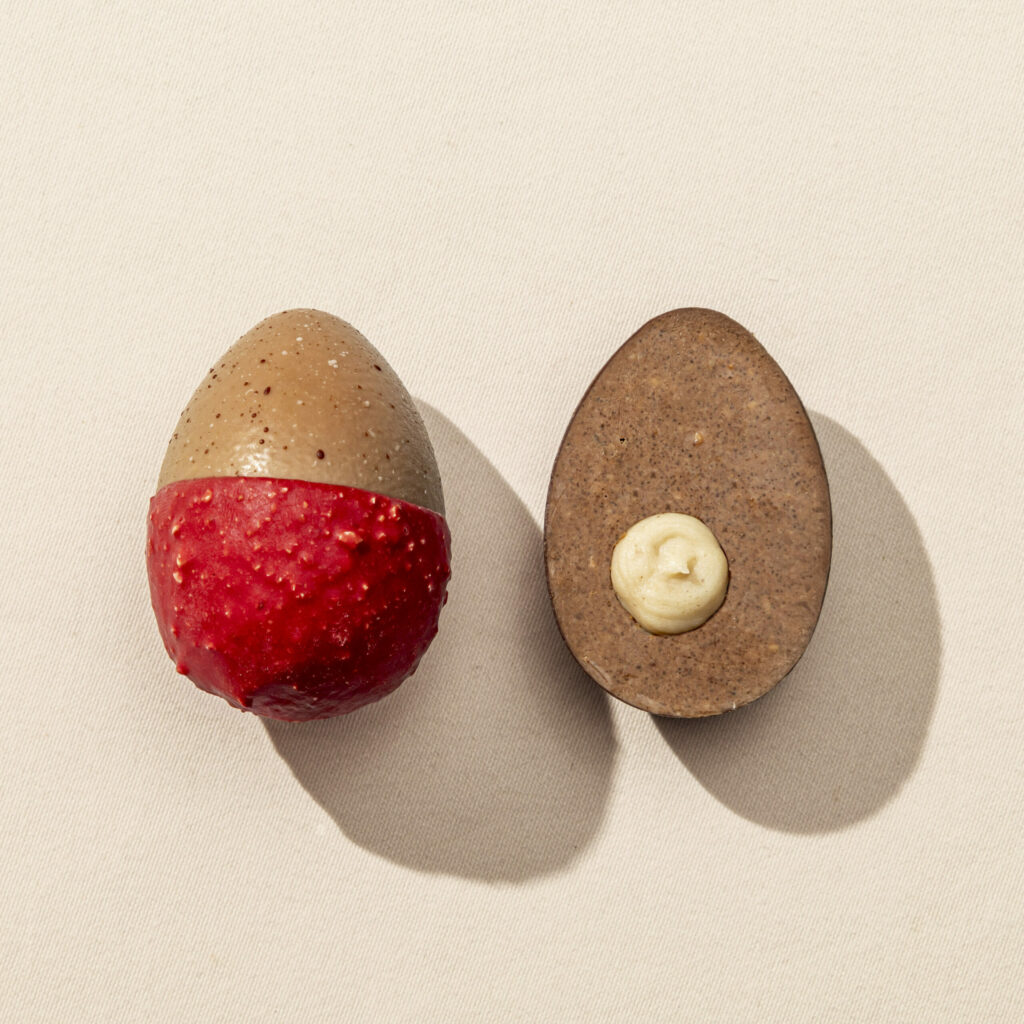 Alternative view of L'Oeuf à la Toque - rouge